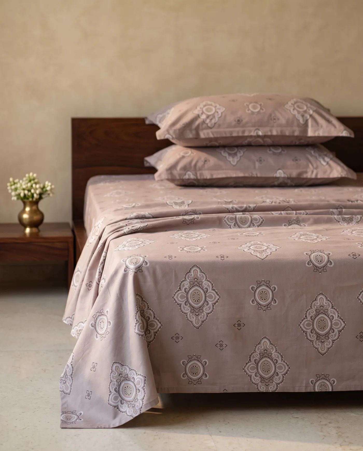 Bedsheet - Mauve Ground with White Paisley Medallions